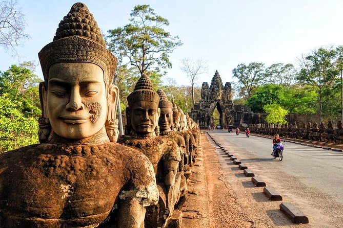 Private one-day tuktuk 'small tour' of the oldest Angkor temples - Phnom Bakheng: only for the sunset option