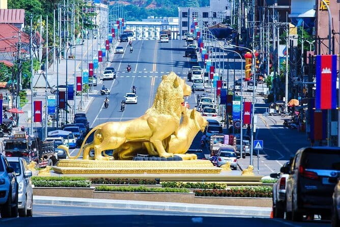 Private Sihanoukville Tour for Cruise Ship Passengers - Independence Monument sets the scene
