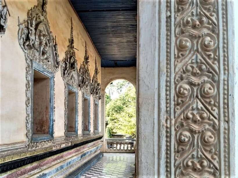 Siem Reap: 3-Hour Behind-the-Scenes Tuk-Tuk Tour - A respectful visit to Wat Bo
