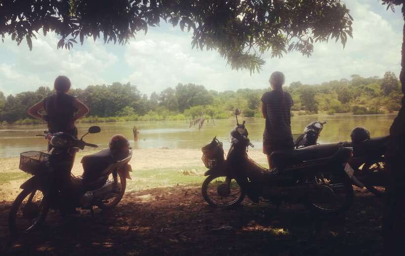 Siem Reap: 6-Hour Easy Rider Motorbike Tour - Chai Village monastery and Phnom Bok views