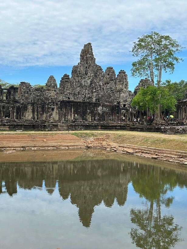 Siem Reap: Angkor Full-Day Group Tour with Japanese Guide - Angkor Thom through the Victory Gate