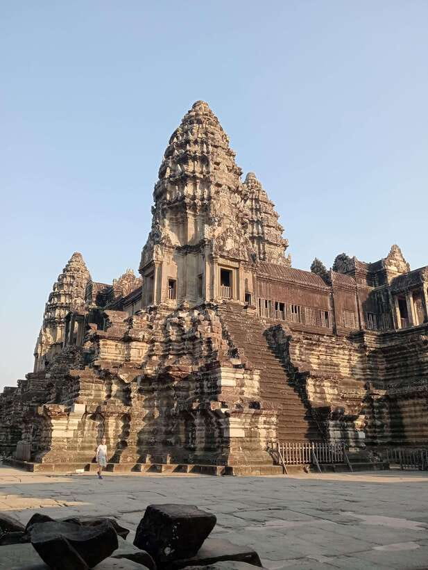 Siem Reap: Angkor Full-Day Group Tour with Japanese Guide - Lunch near Srah Srang