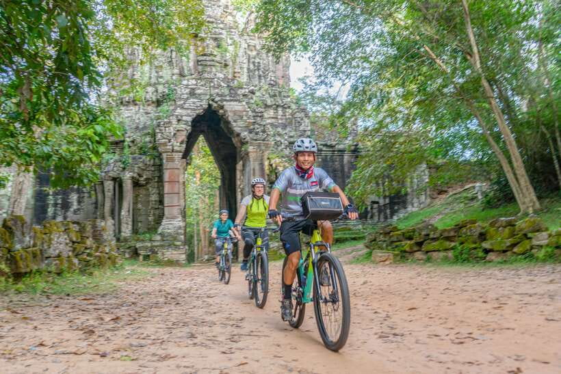 Siem Reap: Angkor Sunset Bike & Boat Tour /E-Bike Available - The peaceful approach behind Angkor Wat
