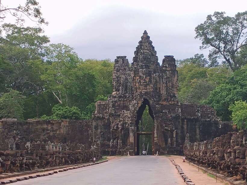 Siem Reap: Angkor Wat Private Tour by Tuk-Tuk - Lunch at a local restaurant