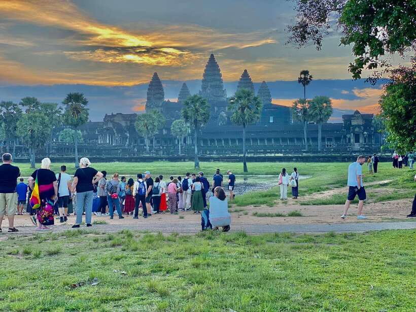Siem Reap: Angkor Wat: Small-Group Sunrise or Sunset Tour - Key points to know before booking