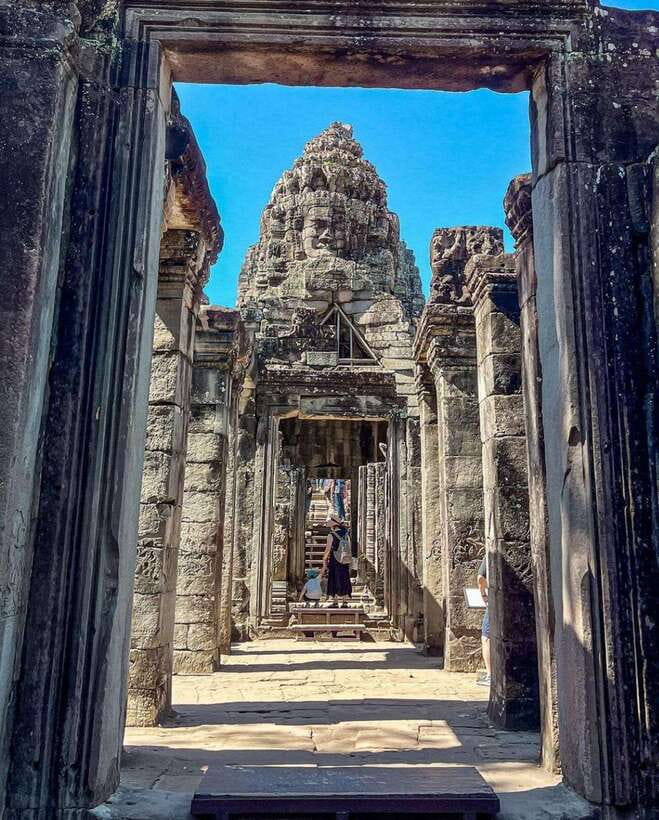 Siem Reap: Angkor Wat Small Group Tour with Spanish Guide - Clothing and packing for a long temple day