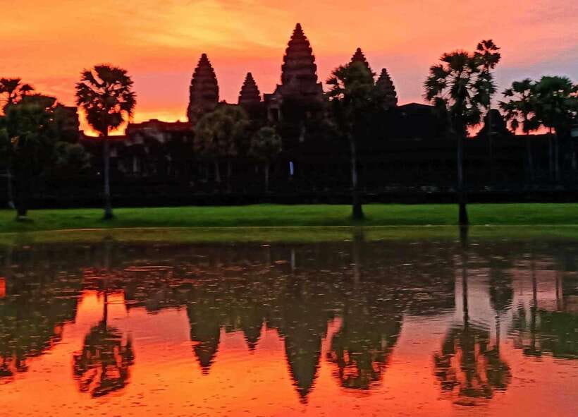 Siem Reap: Angkor Wat Sunrise or Sunset Guided Tour - Bayon’s smiling faces and detailed stonework