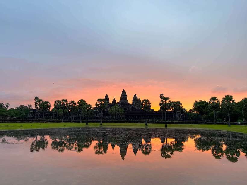 Siem Reap: Angkor Wat Sunrise Tour via Tuk Tuk & Breakfast - Breakfast at a family restaurant and Preah Dak village