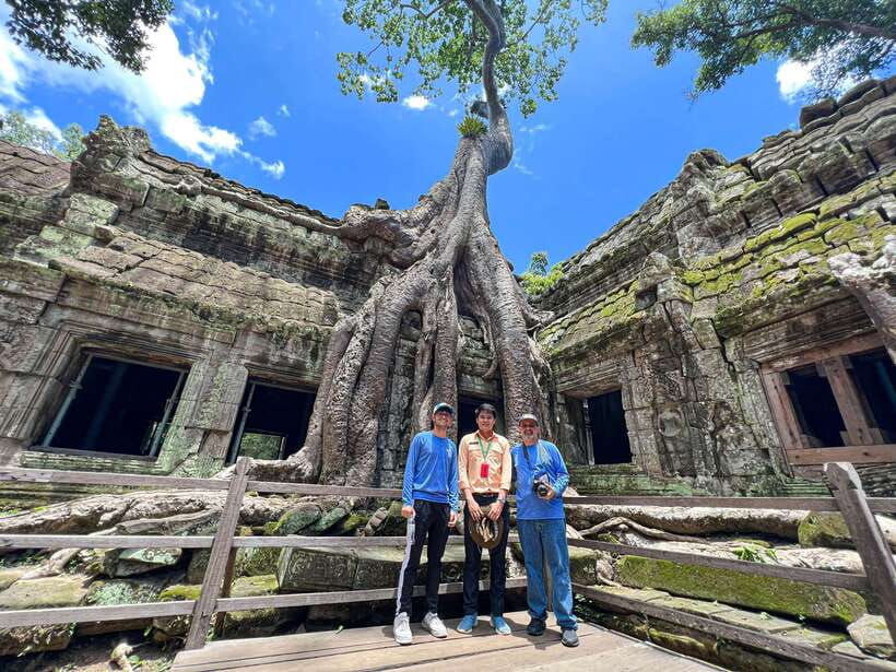 Siem Reap: Angkor Wat Sunrise Tour via Tuk Tuk & Breakfast - Angkor Wat after sunrise