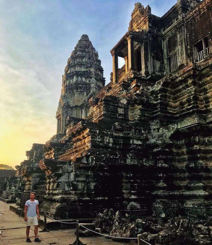 Siem Reap: Angkor Wat Sunrise Tour with Spanish Guide - Angkor Thom, from royal gates to smiling faces