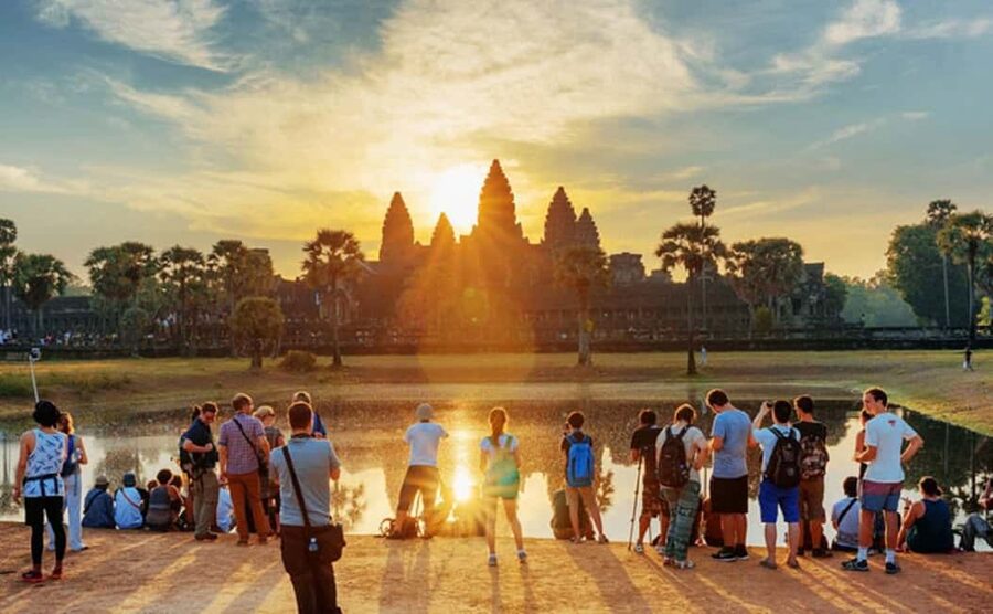 Siem Reap: Angkor Wat Sunrise Tour with Spanish Guide - Angkor Wat after sunrise: more than a photo stop