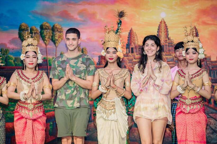 Siem Reap: Dinner and Traditional Show with Hotel Transfer - Choosing between the garden and the dining hall