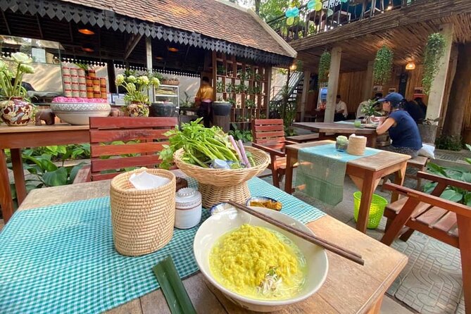 Siem Reap Evening Food Tour - Inclusive 5 stops Local Tastings - The final drink at Long’s Bar