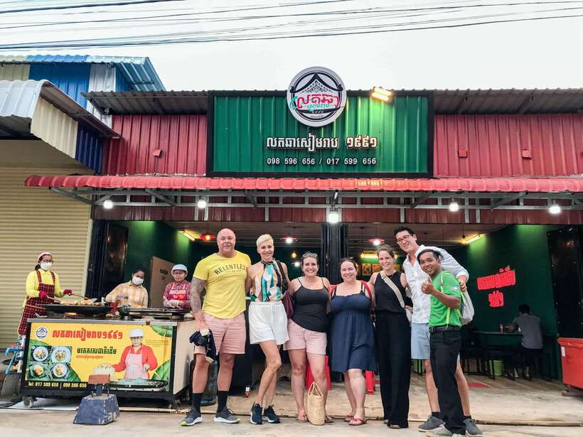 Siem Reap: Evening Food Tour with 10 Local Tastings - Made in Cambodia Market, crafts between the courses