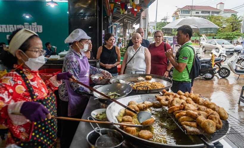 Siem Reap: Evening Foodie Vespa Tour / Tuk Tuk Available - Guides, drivers, and group atmosphere