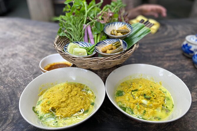 Siem Reap Evening Foodie Vespa Tour / Tuk Tuk Available - The final stop at Long’s Bar