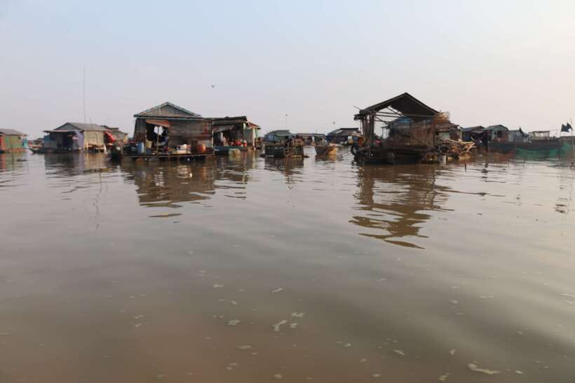 Siem Reap: Floating Village Tour - Boarding the flat-bottomed riverboat