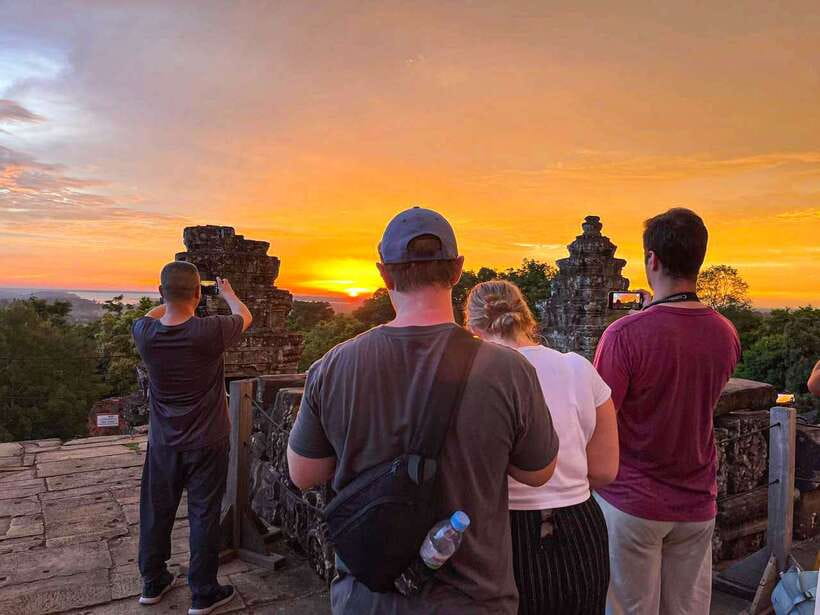 Siem Reap: Full Day Angkor Wat Temple Experience with Sunset - Phnom Bakheng closes the day above the trees