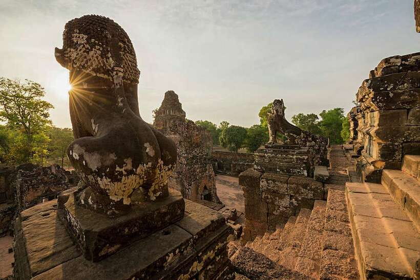 Siem Reap: Grand circle tour Sun set on bakeang hill & Guide - Phnom Bakheng: ending with sunset on the hill