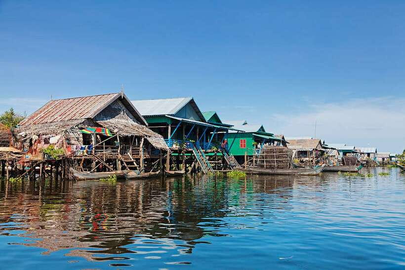 Siem Reap: Kampong Phluk Floating Village Tour with Boat - Seeing the school, pagoda, and painted religious building