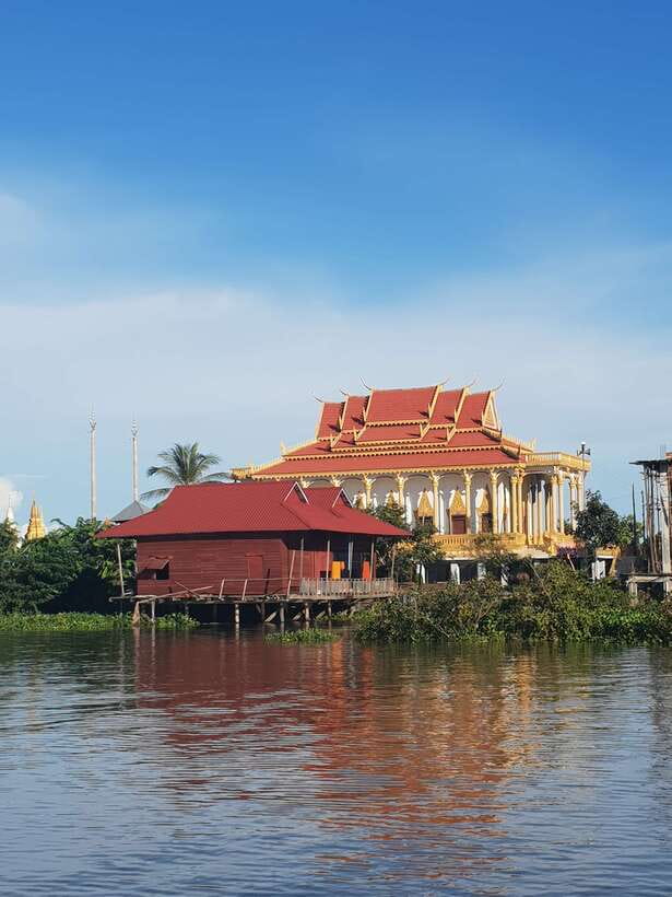Siem Reap: Kompong Khleang Floating Village Guided Tour - The first look at Kompong Khleang’s tall wooden homes