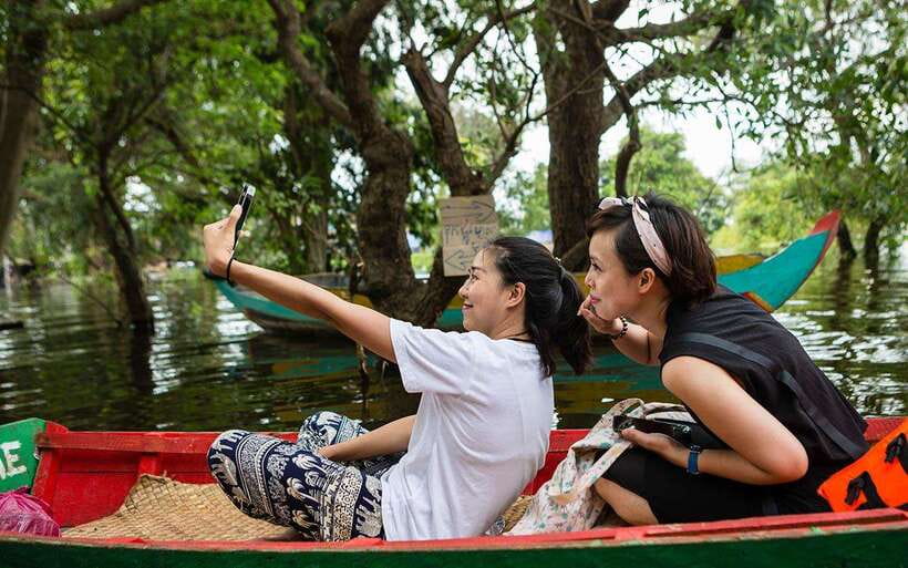 Siem Reap: Kompong Phluk Floating Village Half-Day Tour - Boarding the motorboat at Kompong Phluk