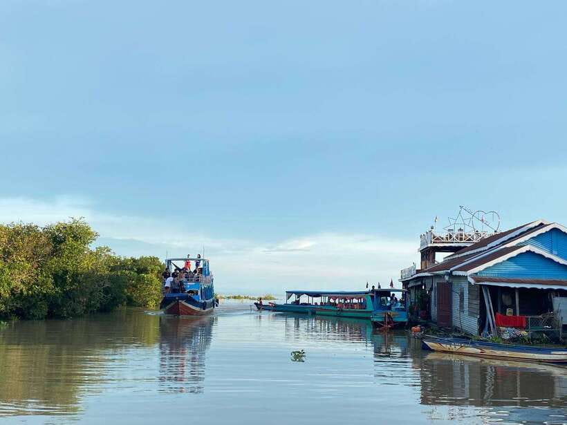 Siem Reap: Kompong Phluk Floating Village Half-Day Tour - The floating café and the afternoon light