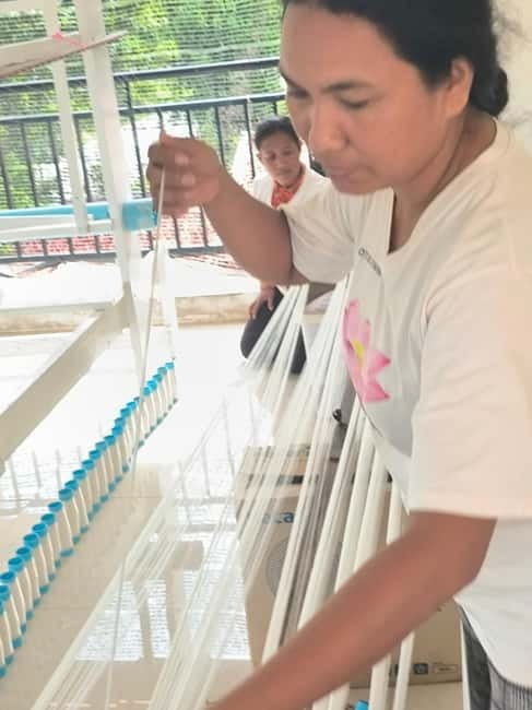 Siem Reap: Lotus Silk Farm- Tour, Lake & Masterclass - Seeing lotus stems become silk
