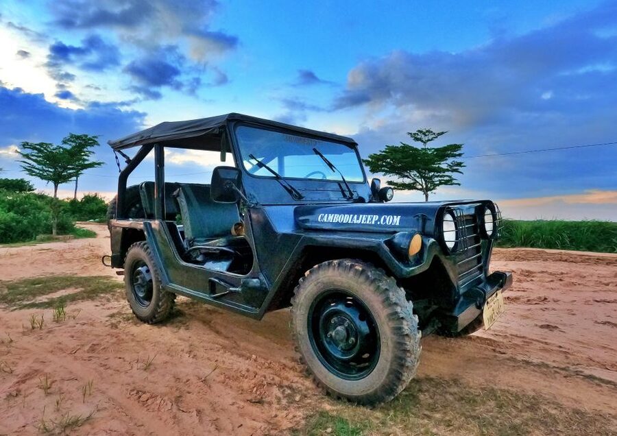Siem Reap: Magical Kulen Mountain by Cambodiajeep - A cliff view over jungle and canyons