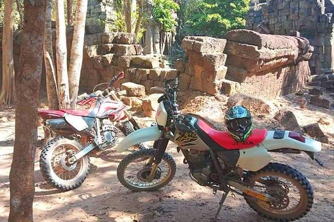 Siem Reap One Day Dirt Bike MotorbikeTour - Getting ready at 8:00 in the morning