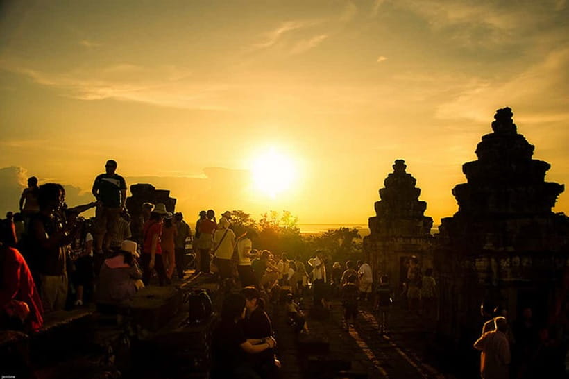 Siem Reap: Private Angkor Wat & Bakheng Mountain Sunset Tour - Leaving Siem Reap at 2 PM