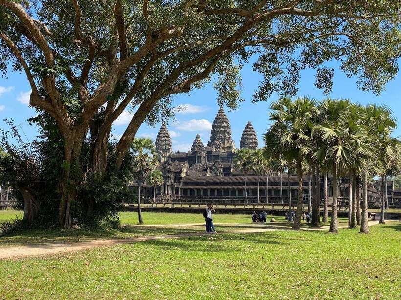 Siem Reap: Private Angkor Wat & Bakheng Mountain Sunset Tour - Clothing, comfort, and walking