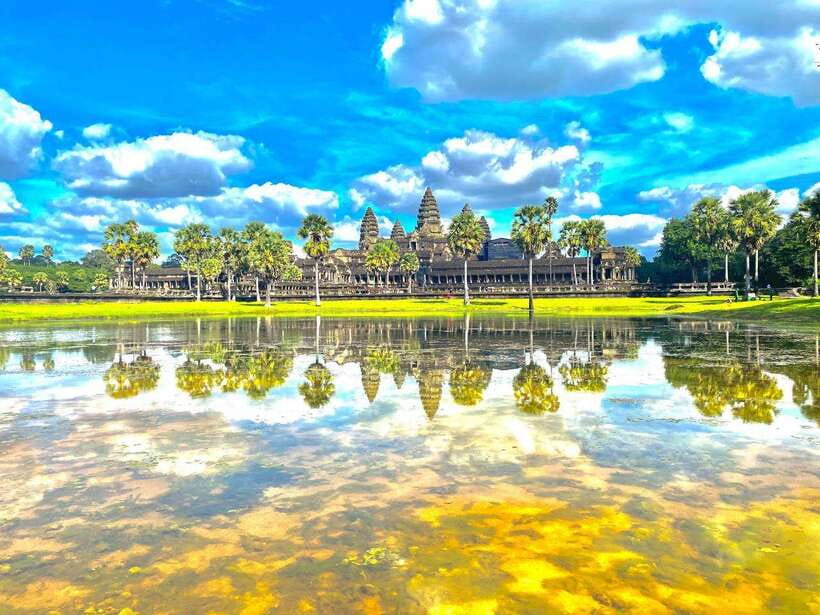 Siem Reap: Private Angkor Wat & Bakheng Mountain Sunset Tour - Angkor Wat, a giant first stop