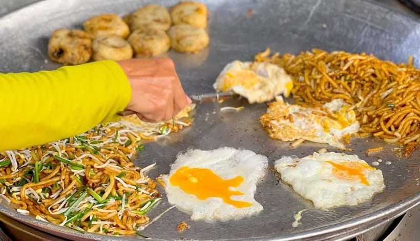 Siem Reap: Street Food Experience by Tuk-Tuk - Street 60 and the serious snack challenge