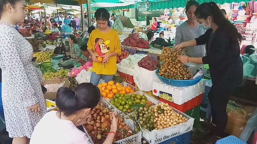 Siem Reap Street Foods Tour by Tuk Tuk with Personal Guide - The flower shop and everyday food culture