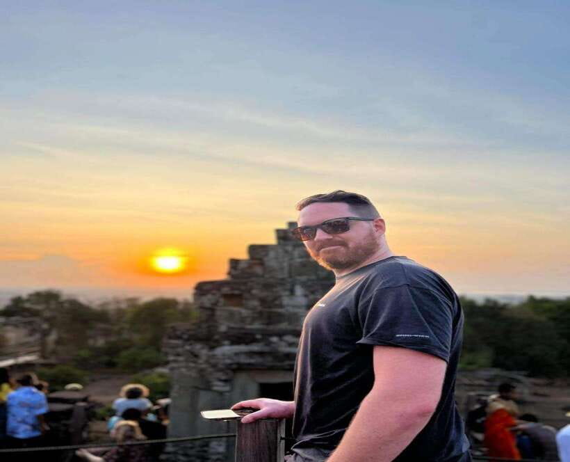 Small-Group Full Day Angkor wat Guide tour with Sun set - Bayon and its calm stone faces