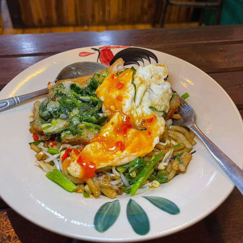 Street Food Tour and Phare Circus with Tuk-Tuk Transfers - The night market tests your courage