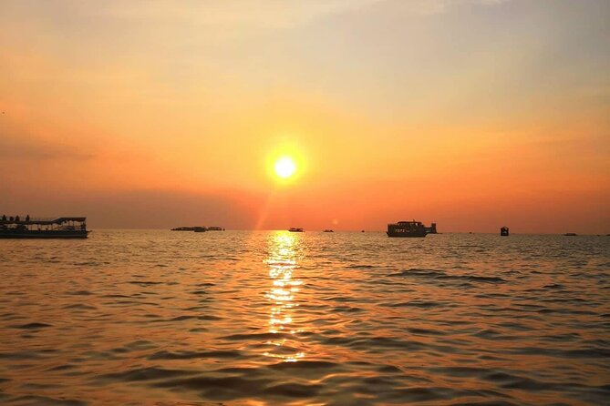 Sunset Dinner and drinks includes a Floating Village cruise tour. - A guide can make or break the afternoon