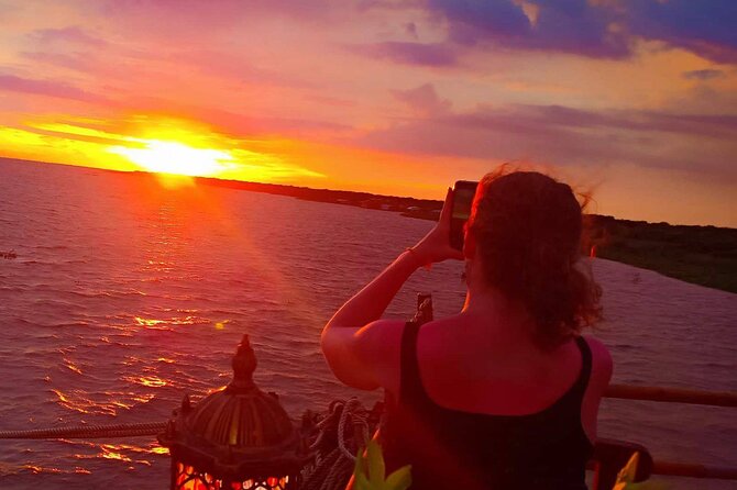 Sunset Dinner and drinks includes a Floating Village cruise tour. - Food and drinks: attractive idea, uneven execution