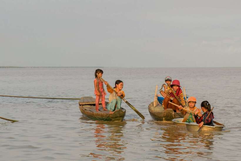 Sunset Dinner Tour: Tonle Sap Lake Floating Village - Boarding a mini Tara boat