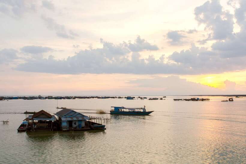 Sunset Dinner Tour: Tonle Sap Lake Floating Village - Cruising through the floating village
