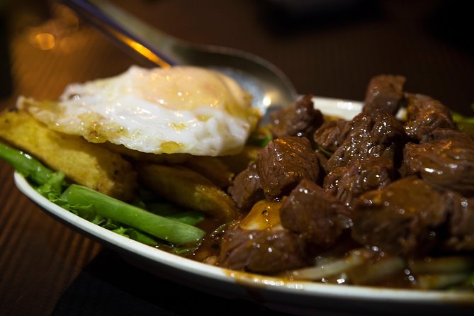 Ultimate Phnom Penh Food Tour by Tuk Tuk: 20 Tastings and Drinks - Independence Monument: roadside sweets for dessert
