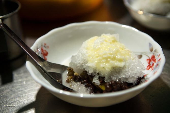Ultimate Phnom Penh Food Tour by Tuk Tuk: 20 Tastings and Drinks - Royal Palace alley: starting with an old Cambodian dish